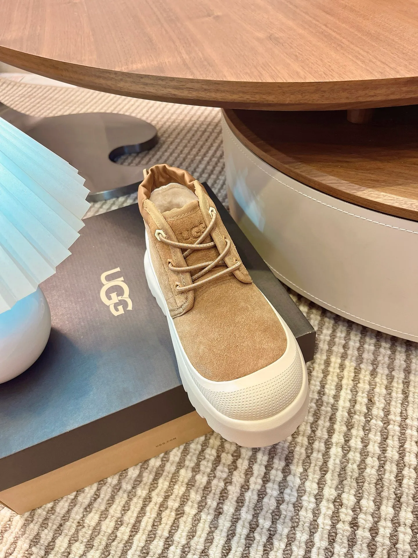 【UGG】 P: 560💰 Couple shoes Size: Women’s size 35-40 / Men’s size 40-44 UGG Tasman Weather Hybrid slip-on snow boots👢 Wang Yibo's same style 👏 adds a large orange sole to the classic Tasman shoe style, functional color contrast design, environmentally friendly waterproof and snowproof material, which has both fashionable and functional attributes. At the same time, it is paired with the new UGG furry shoes Keen's furry color-blocking jacket. Bright orange and maroon collide to create a new light outdoor style and open up a new travel experience in early autumn! Using the best materials, the 17mm fur integrated surface is warmer and breathable, and the outsole is upgraded to a lightweight and wear-resistant light wing technology outsole!